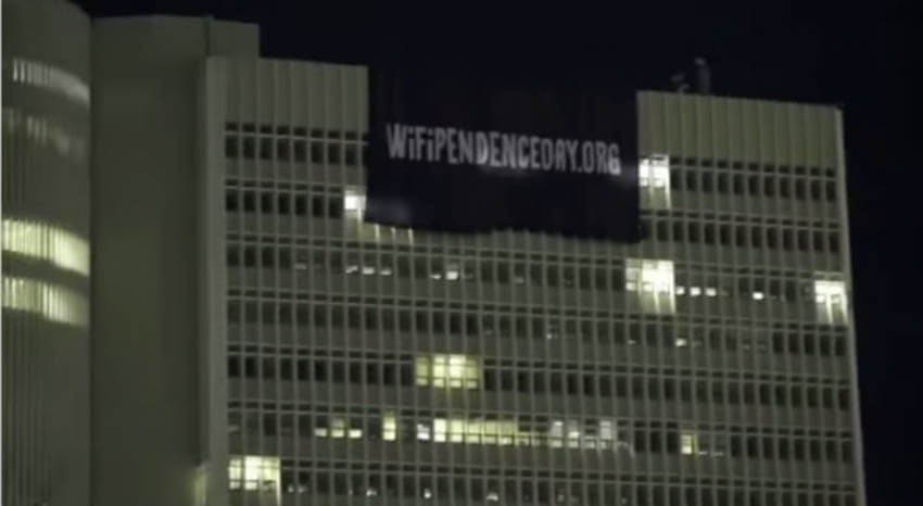 Wifipendenceday: Τι κρύβει το κίνημα για «ελεύθερο WiFi παντού» που ανέβασε πανό στο κτίριο του ΟΤΕ;